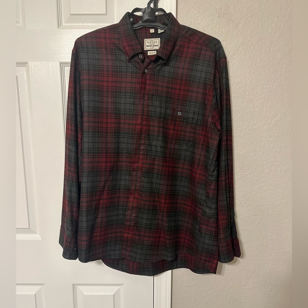 Haupt Men’s size Large, Gray and Red plaid
